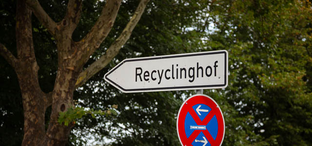 Richtungsschild mit der Aufschrift "Recyclinghof" (Foto: Stadt Heidelberg) Richtungsschild mit der Aufschrift "Recyclinghof"